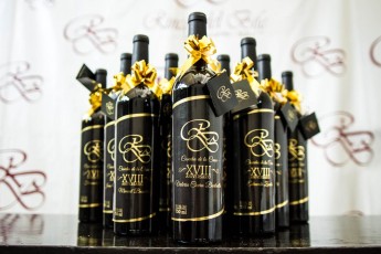 Premio entregado a nuestros clientes distinguidos que disfrutan degustar nuestro vino de la casa.
